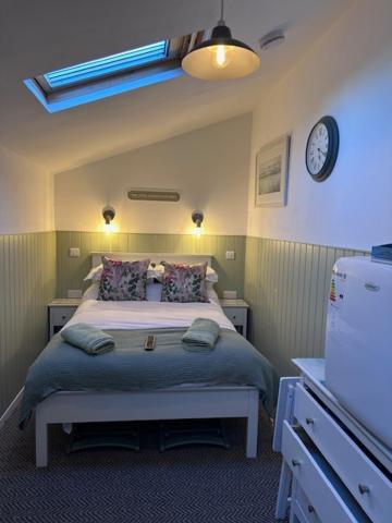 The Little Garden Hideaway With Stunning Sea Views And Garden Bed & Breakfast Holyhead Exterior foto