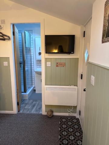 The Little Garden Hideaway With Stunning Sea Views And Garden Bed & Breakfast Holyhead Exterior foto